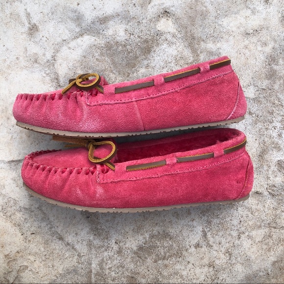 Minnetonka Slippers, Size 4 - Picture 3 of 8